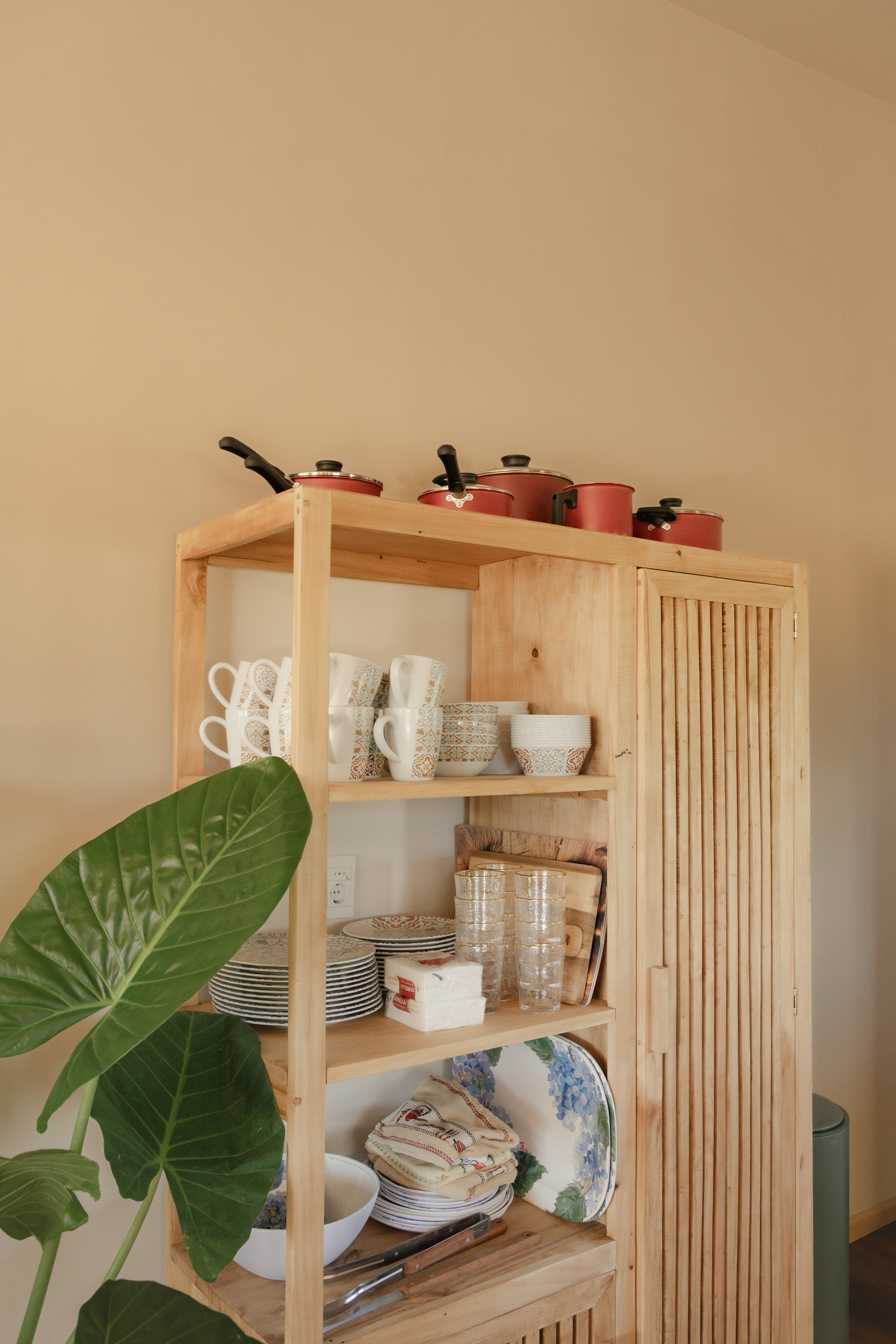 Detalle de vajilla y objetos en la cocina de Faro de Solis