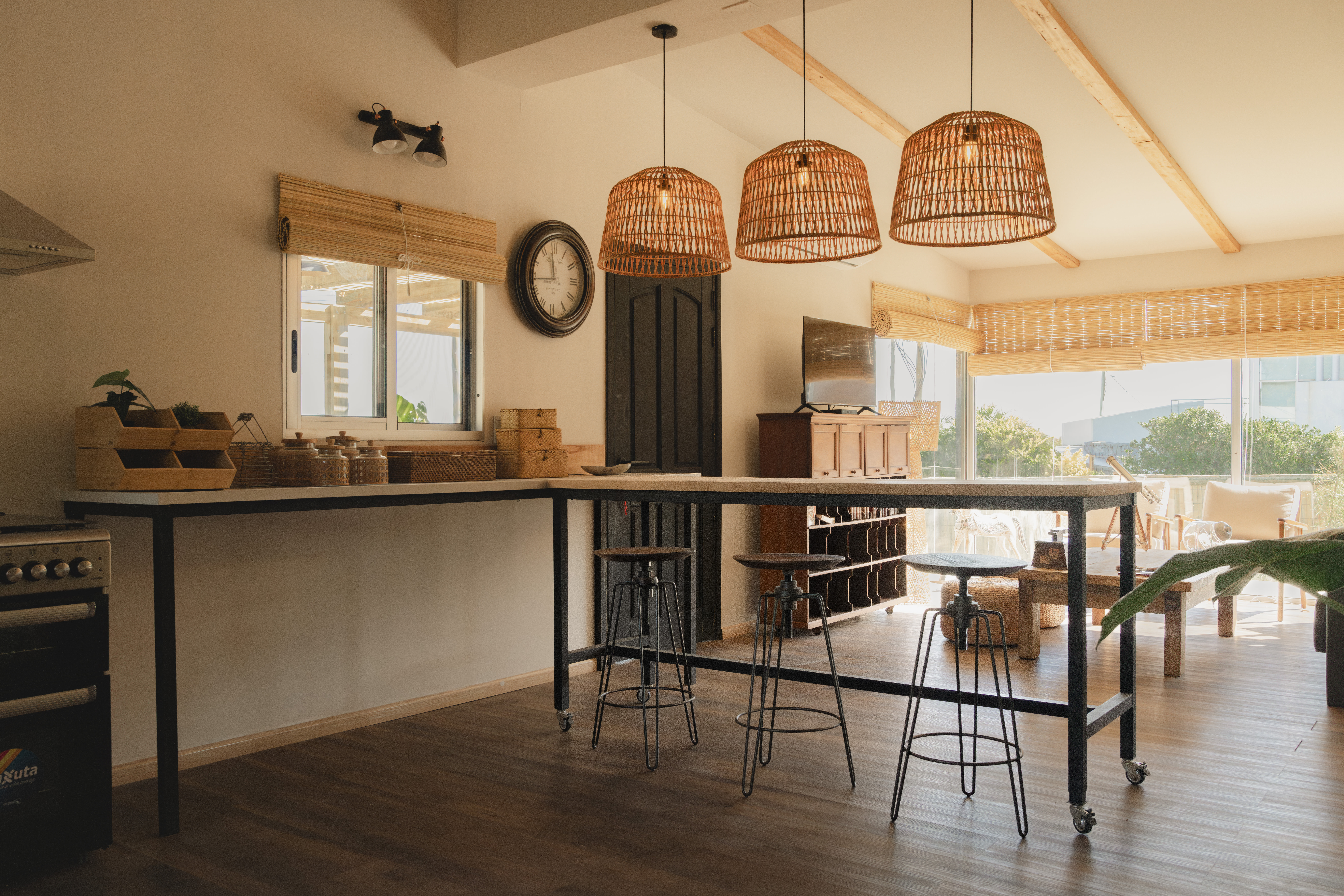 Transicion entre cocina, comedor y living de Faro de Solis