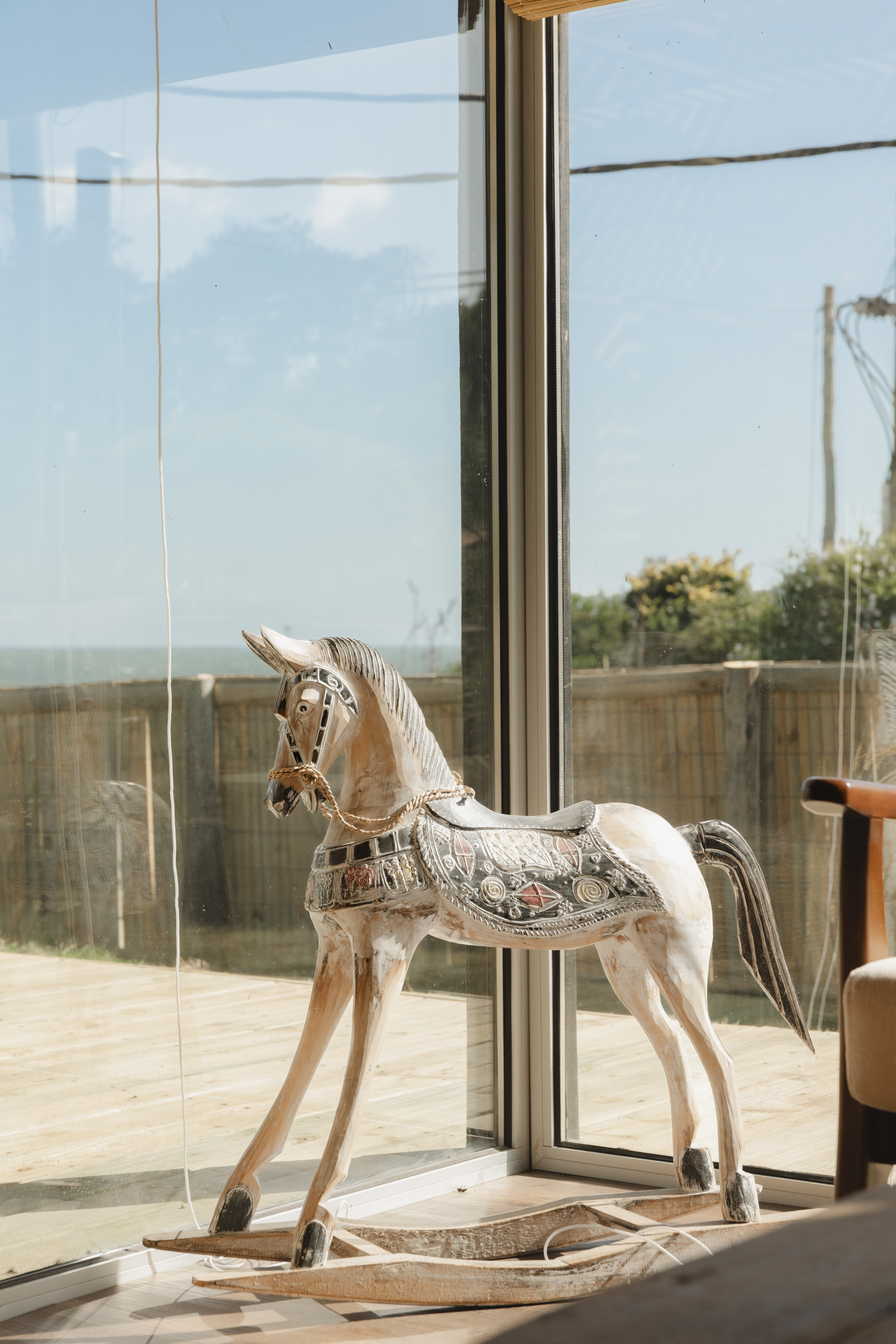 Objeto decorativo junto al ventanal en Faro de Solis