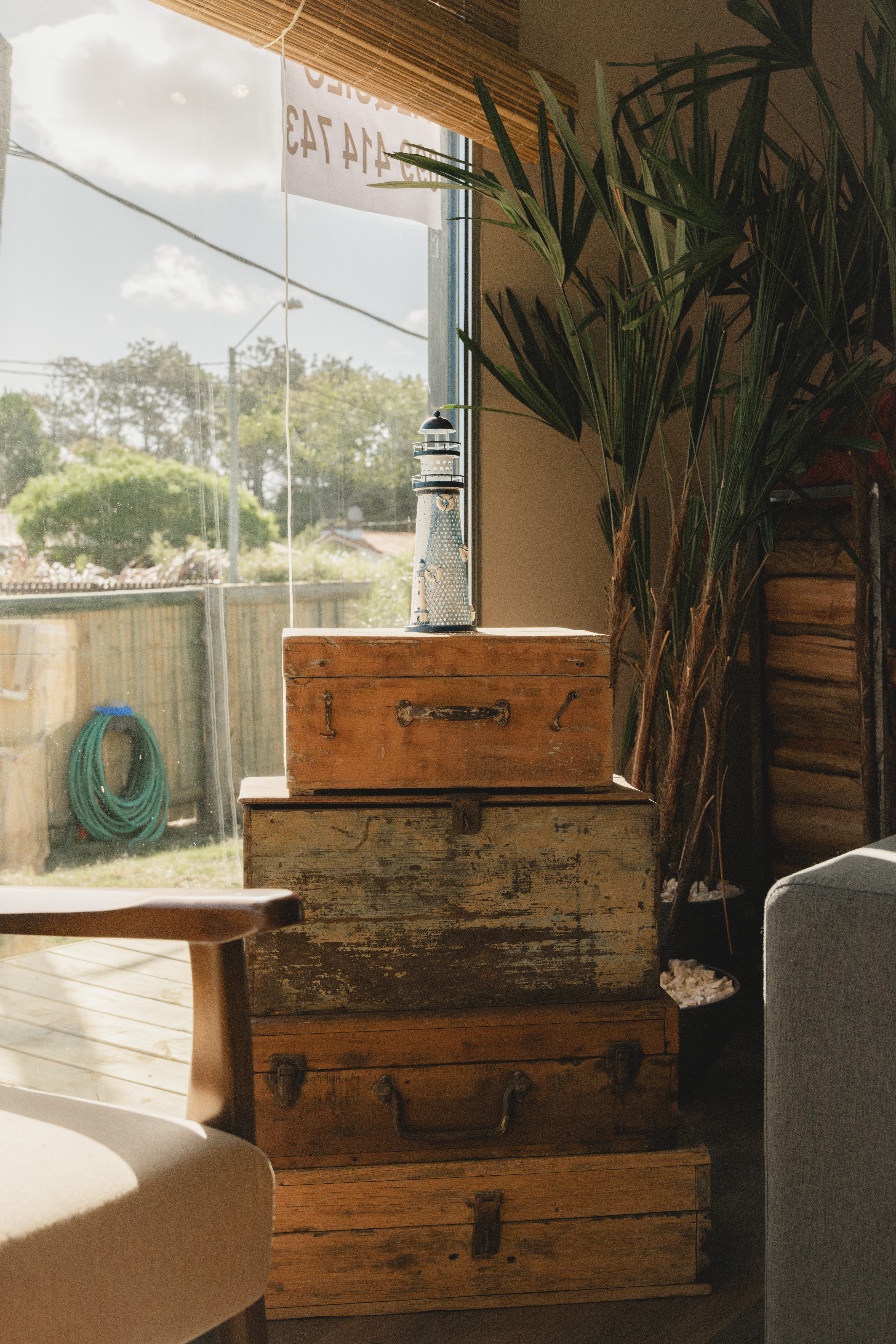 Detalle interior junto a la vista exterior de Faro de Solis