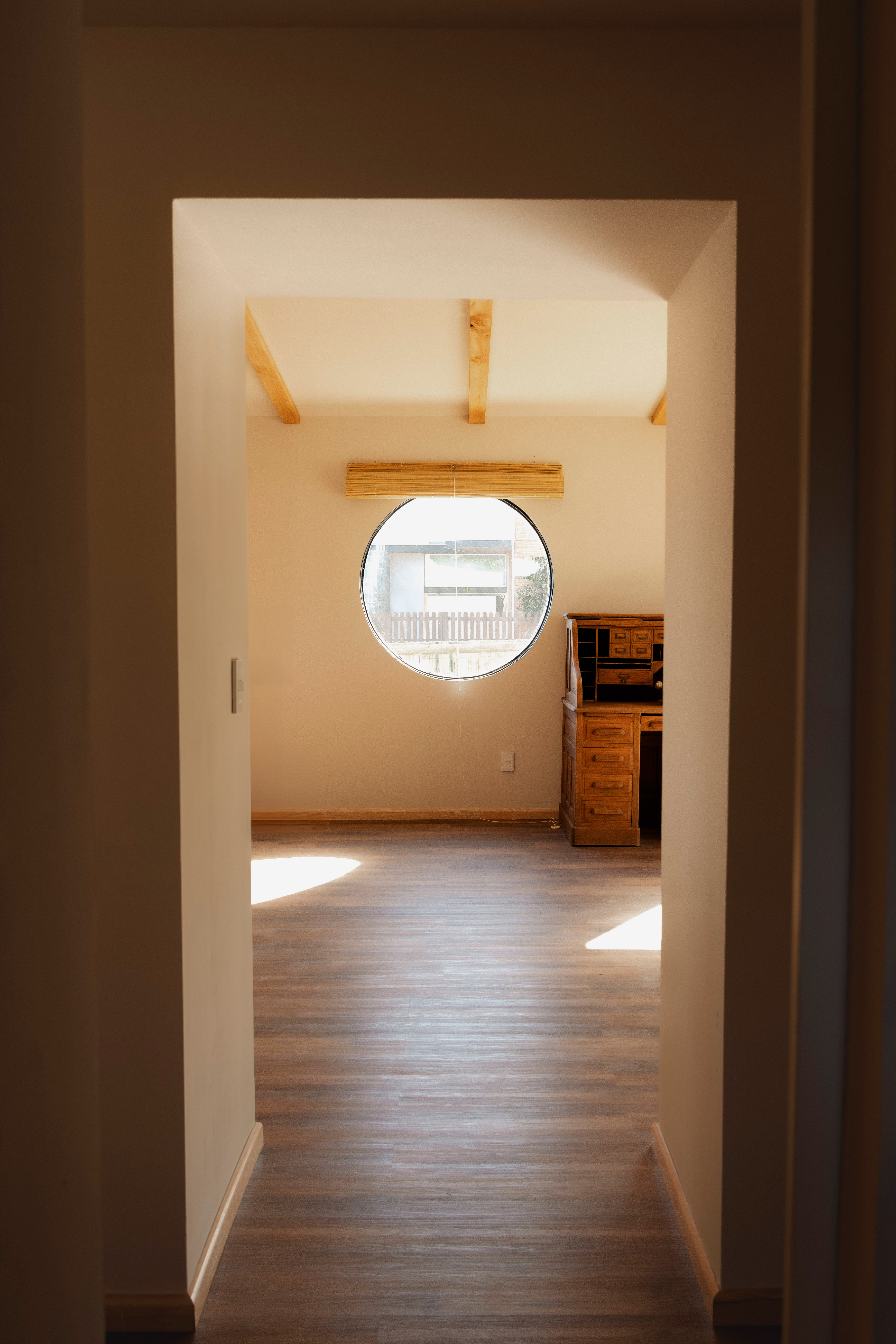 Vista interior con ventana circular de Faro de Solis