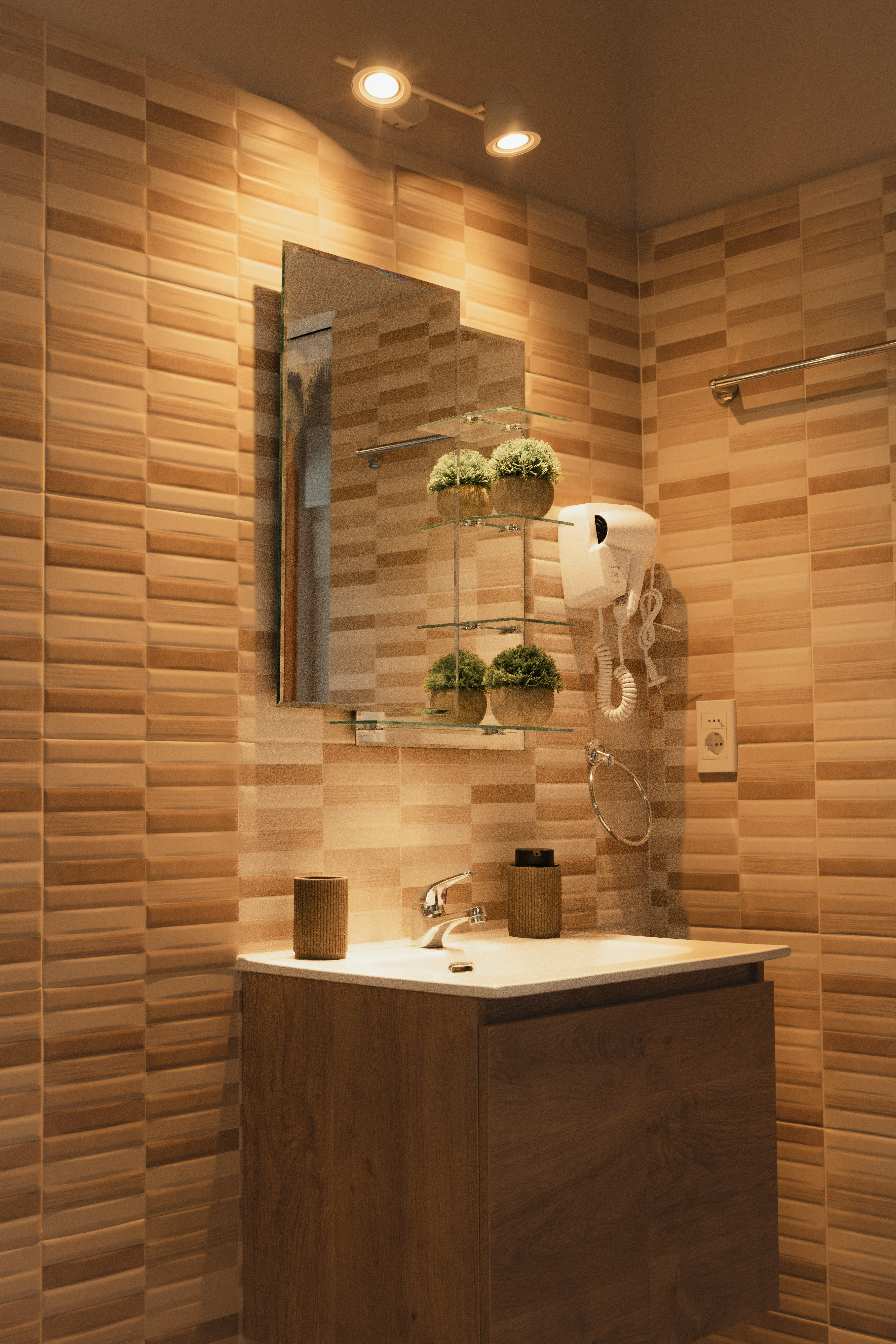 Detalle de amenities del baño interior de Faro de Solis