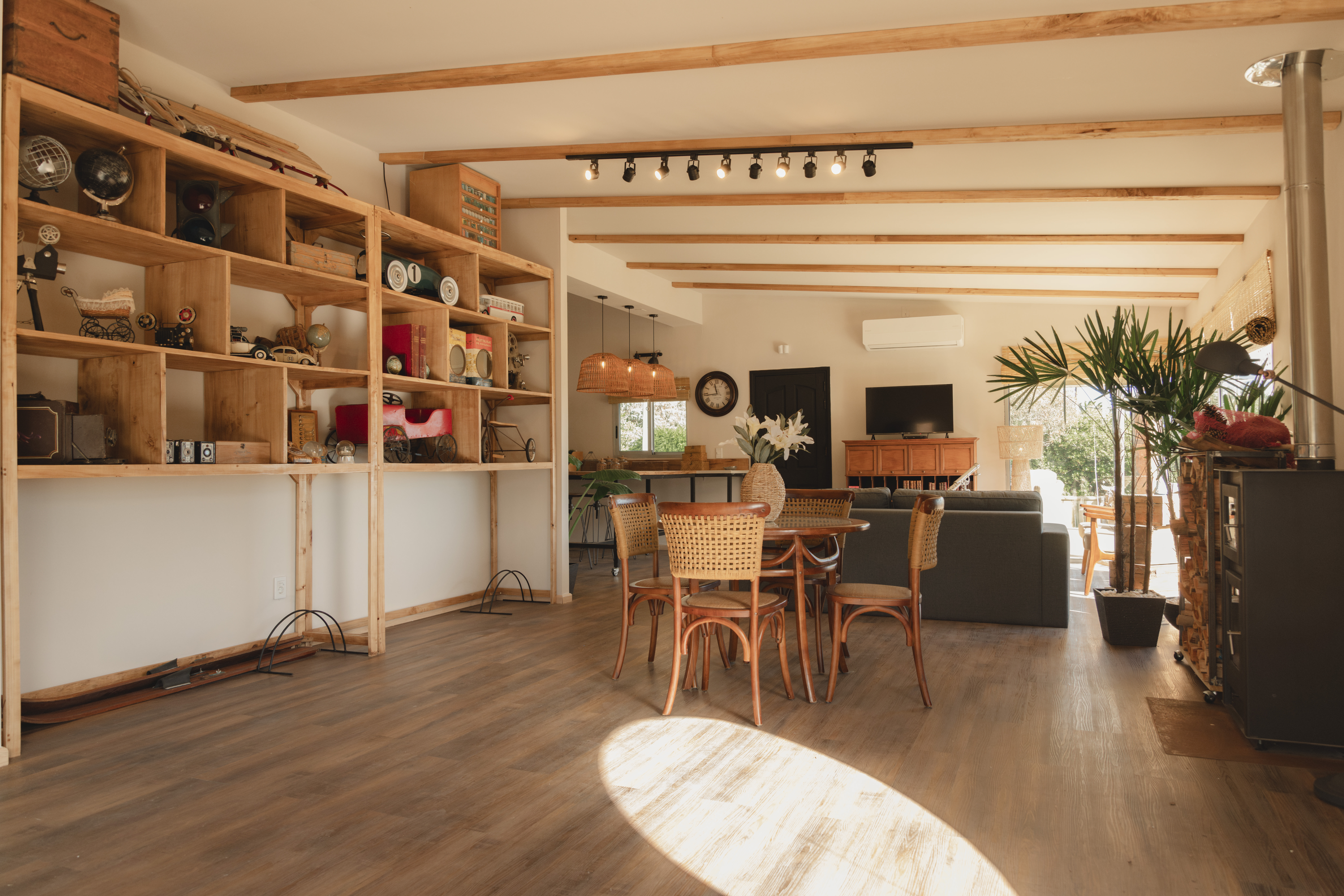 Biblioteca y comedor de Faro de Solis