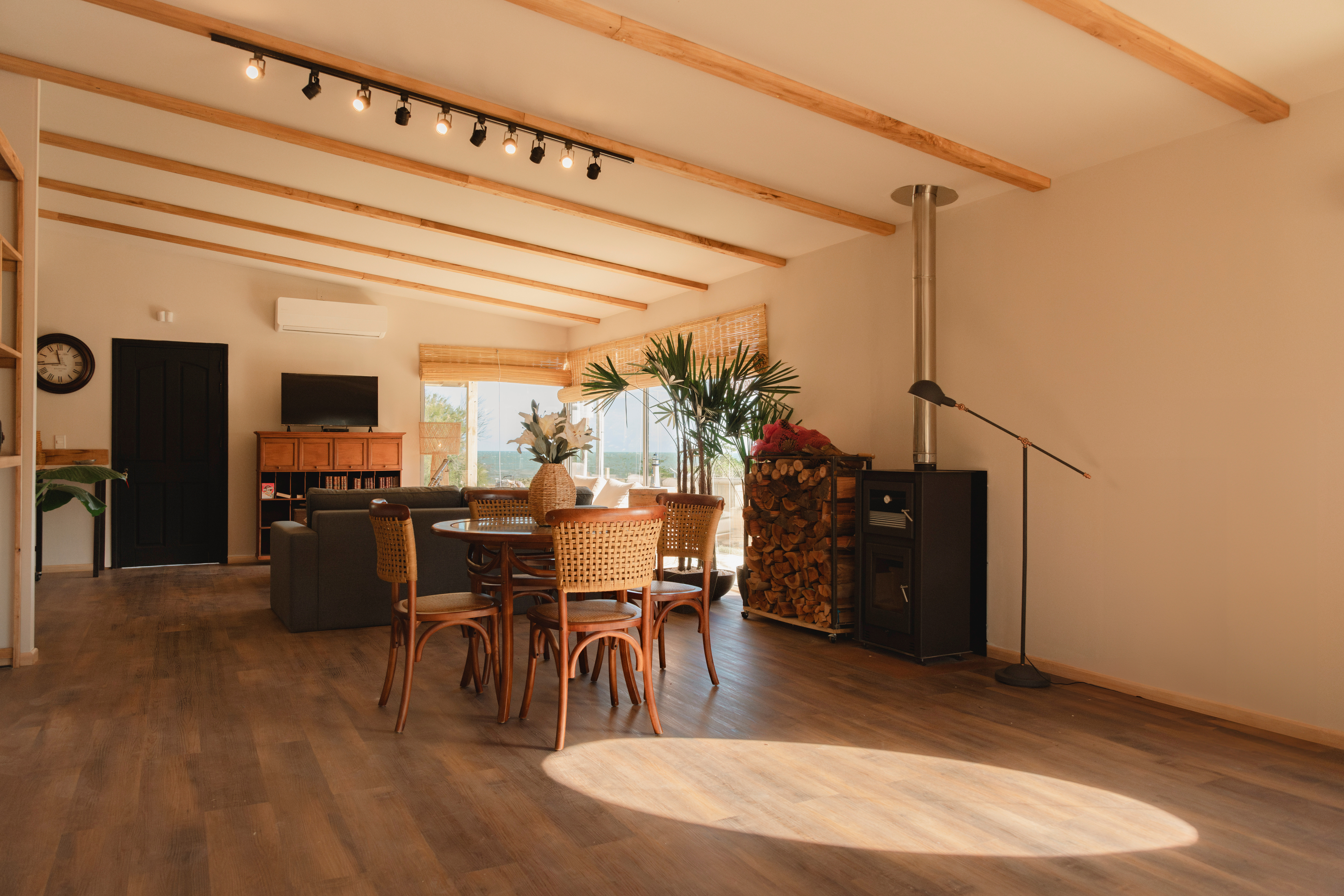 Vista amplia del comedor y living de Faro de Solis