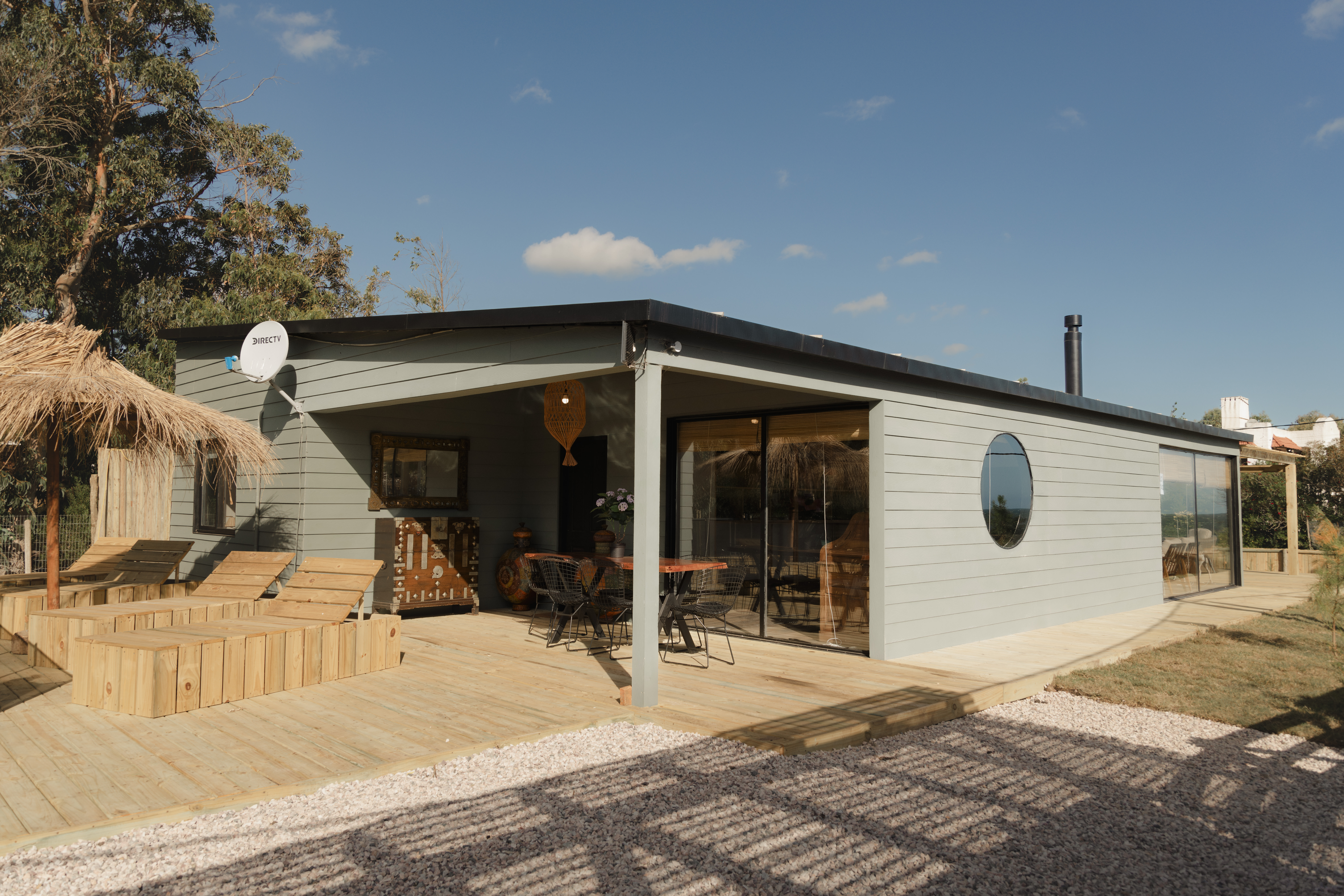 Fachada y deck exterior de Faro de Solis