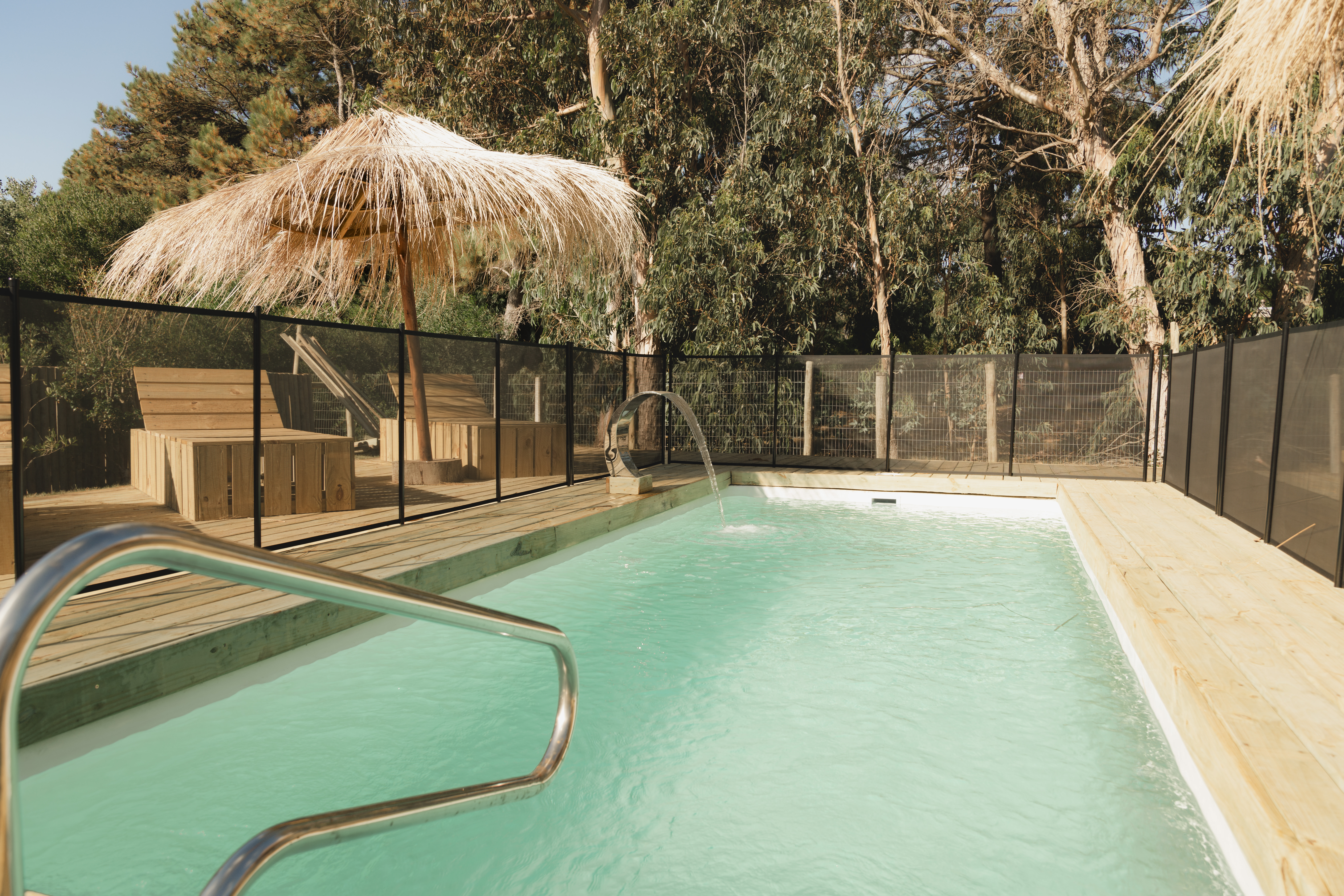 Piscina climatizada y solárium de Faro de Solís