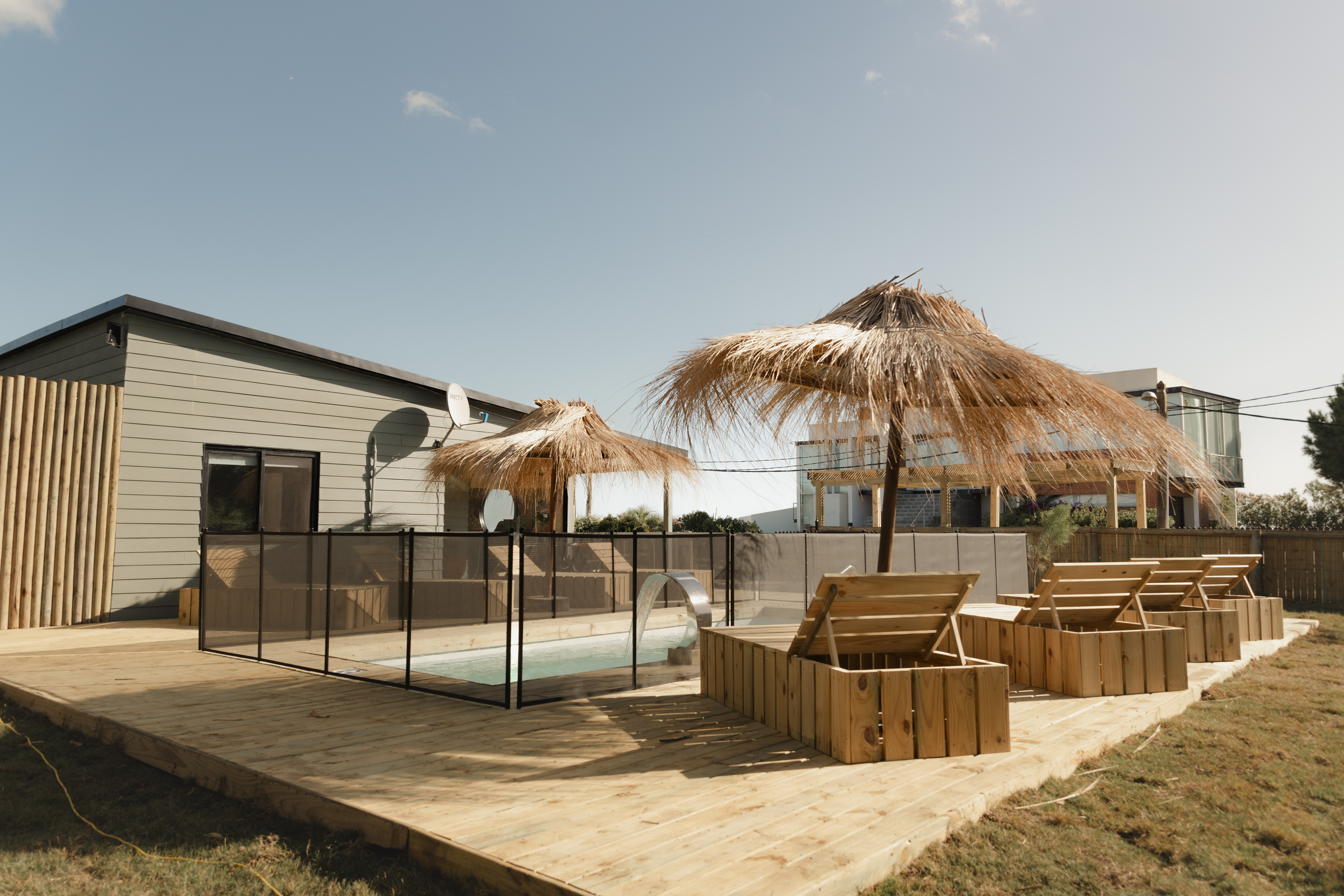 Comedor y living exterior de Faro de Solis