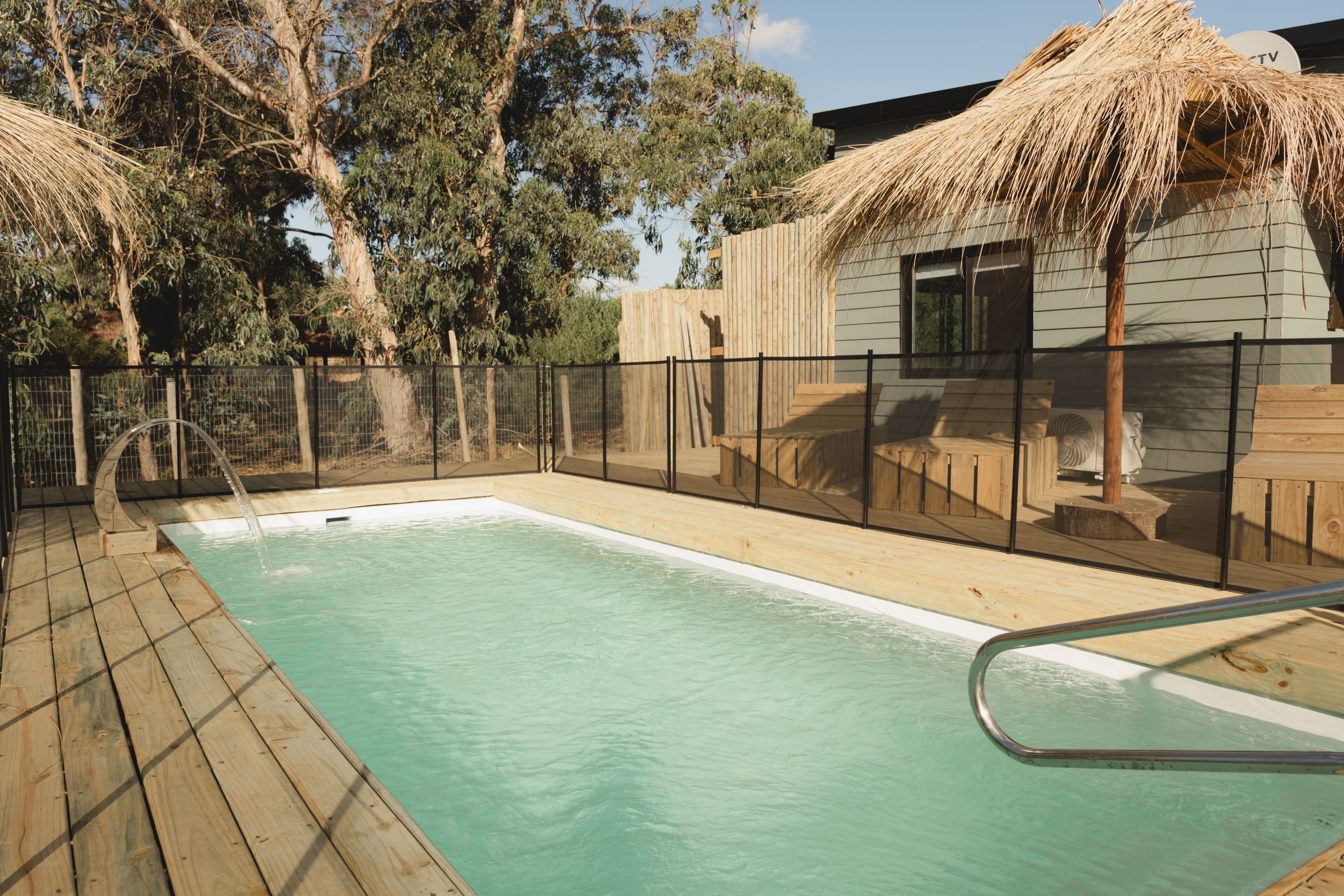 Vista cercana de la piscina climatizada de Faro de Solis