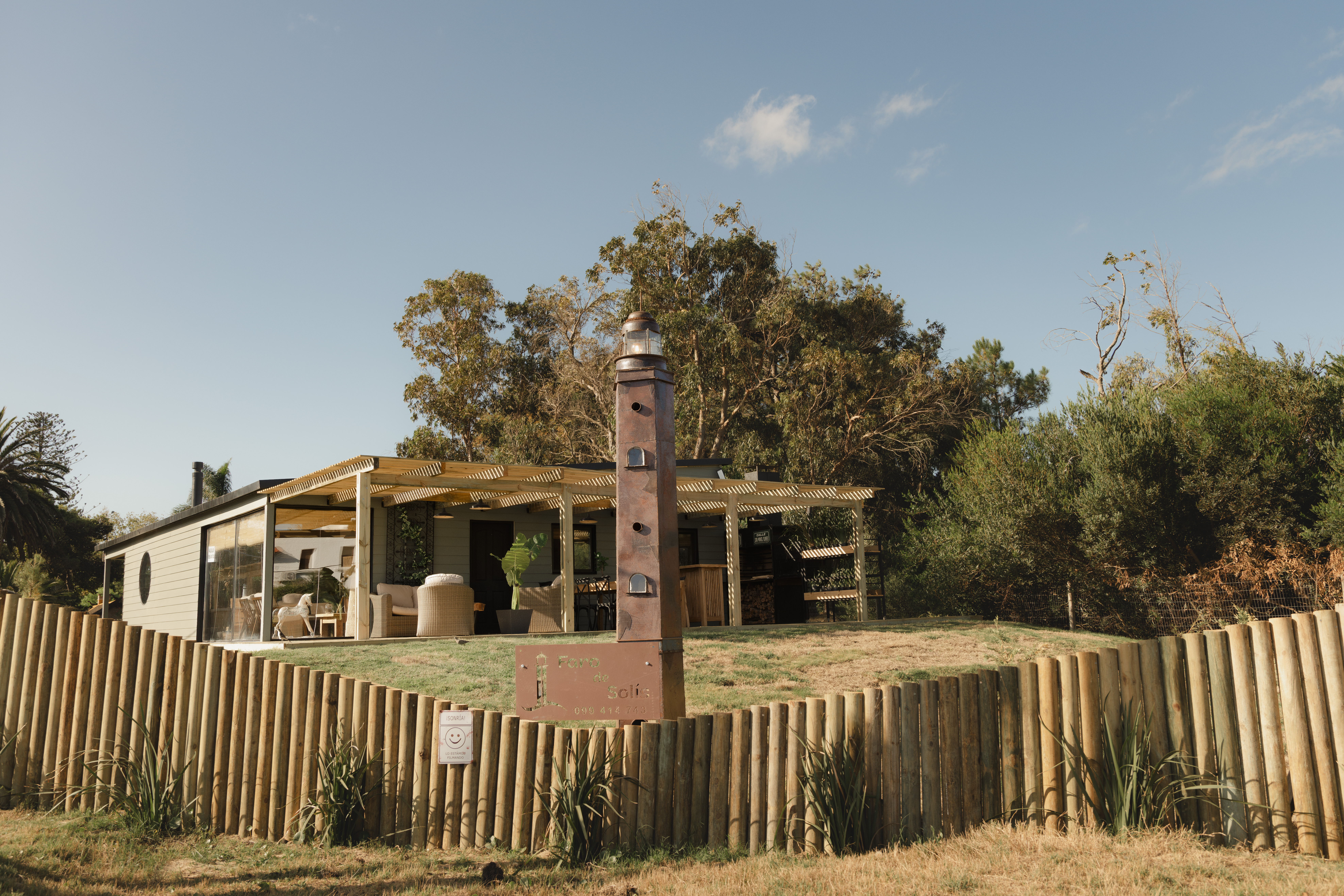 Exterior de Faro de Solis con la casa y el faro