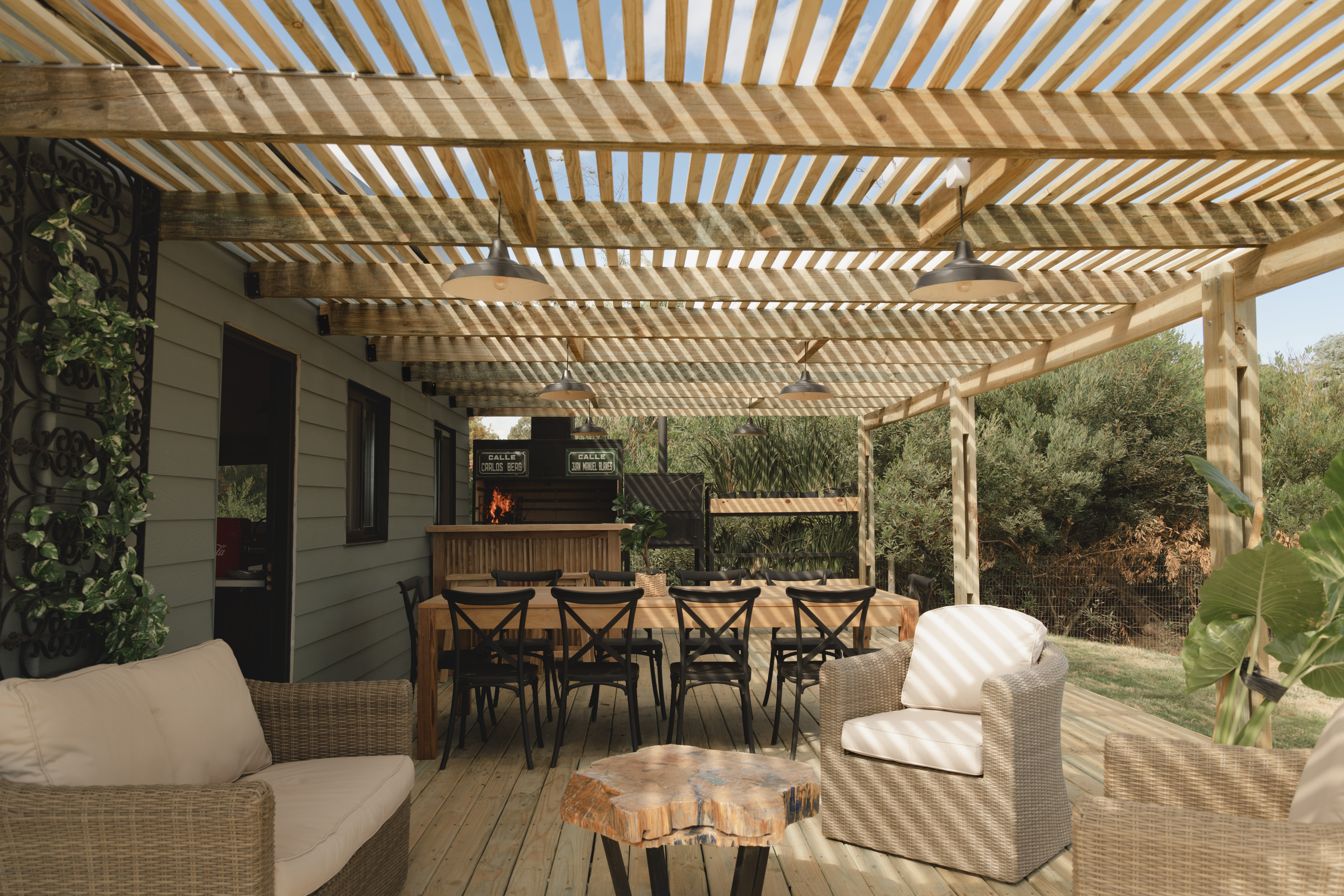 Terraza exterior de Faro de Solís con deck, comedor y living al aire libre