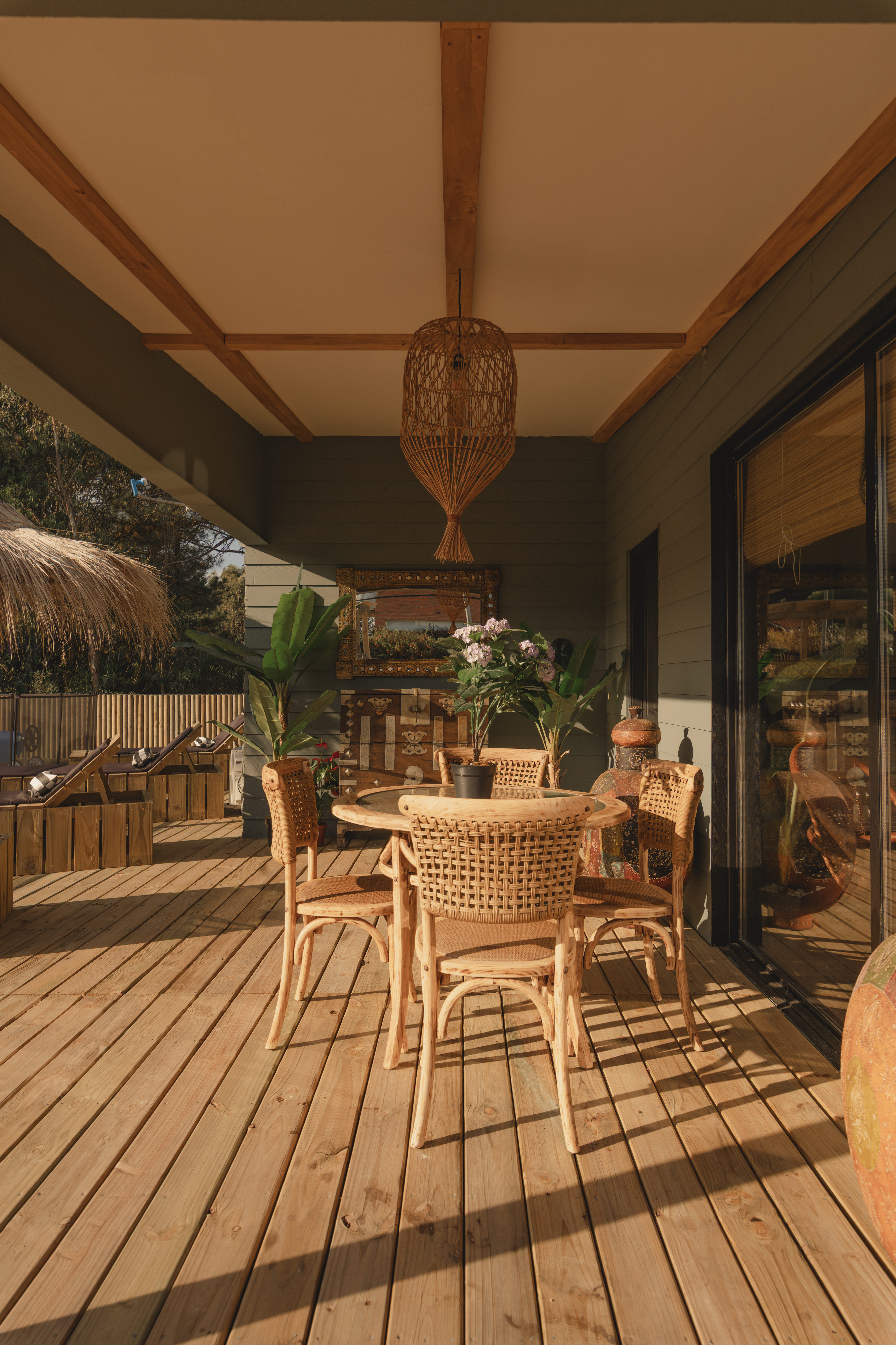 Mesa exterior para compartir en Faro de Solis