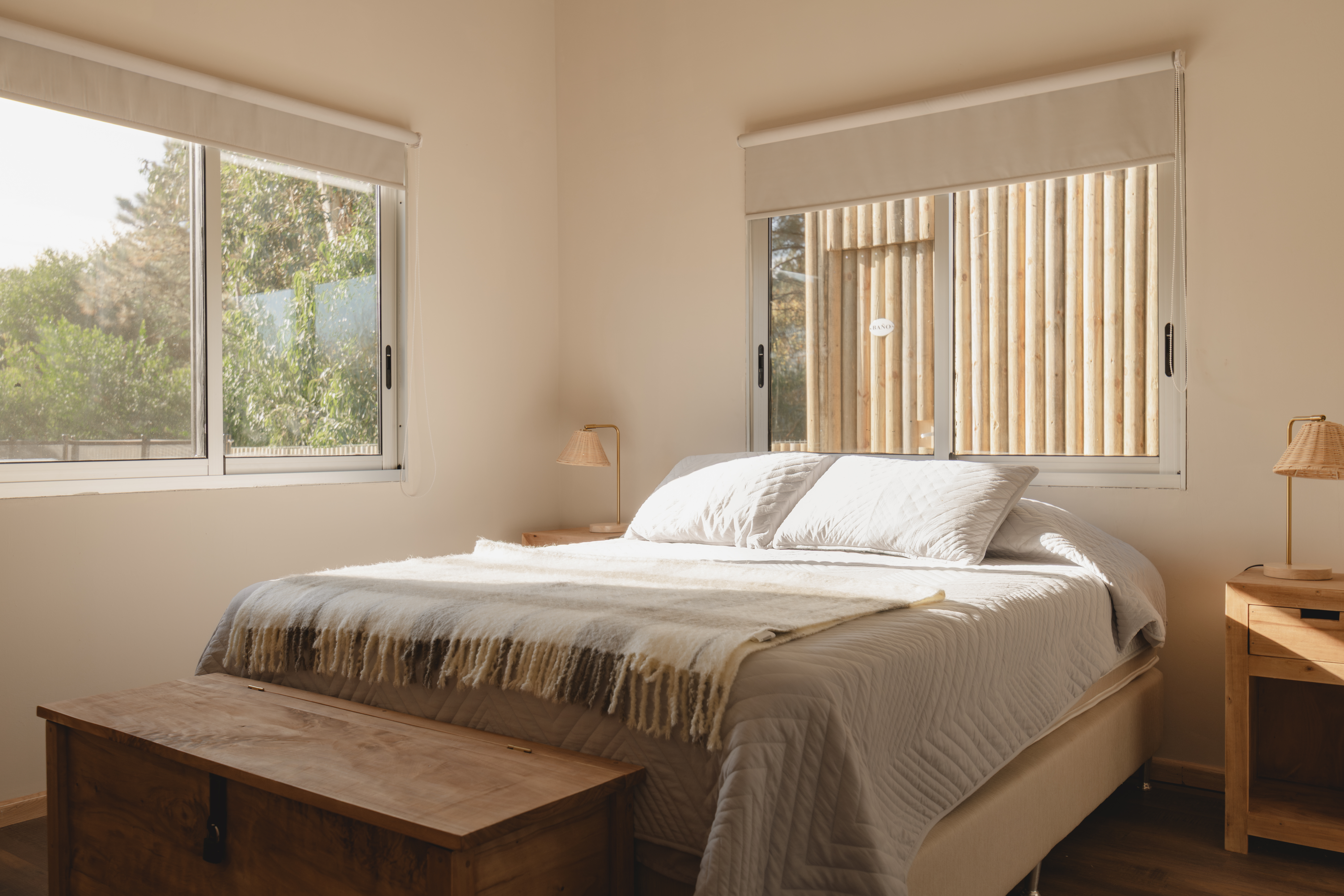 Dormitorio principal con luz natural en Faro de Solis