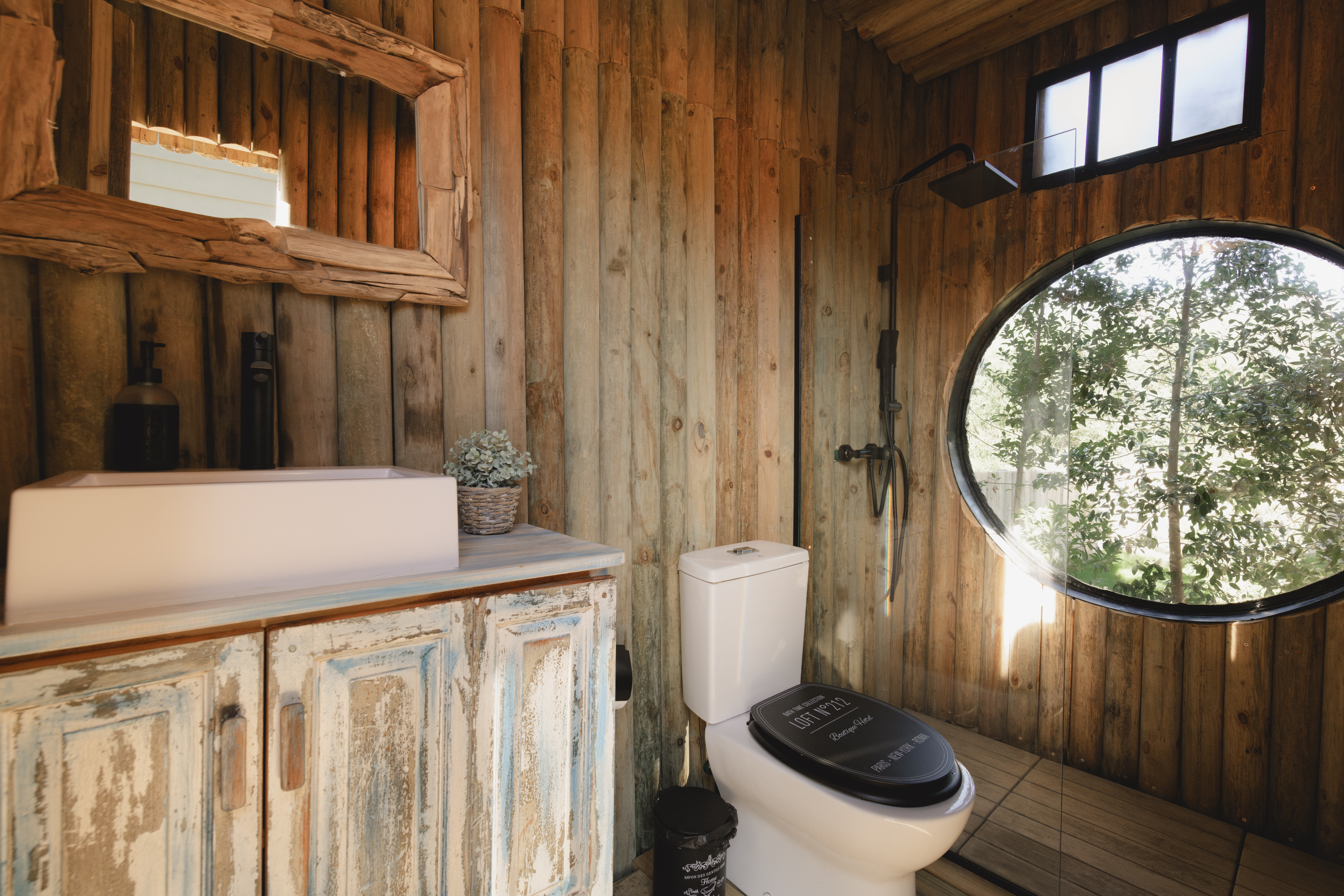 Baño exterior completo con ducha de Faro de Solis