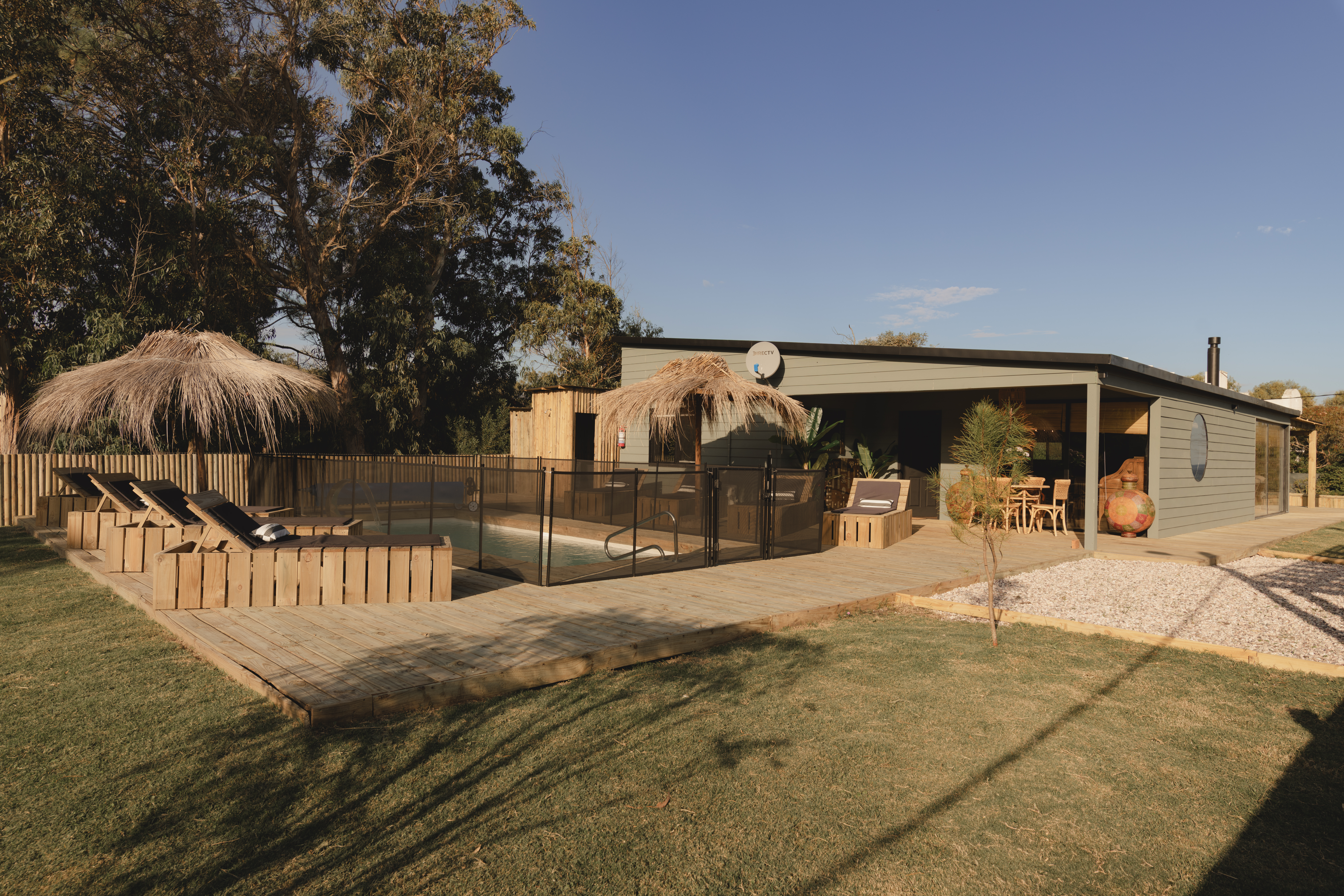 Vista general del exterior, la piscina y el jardin de Faro de Solis